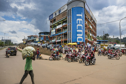 Rwanda, Kigali, , moto taxi attendant le client