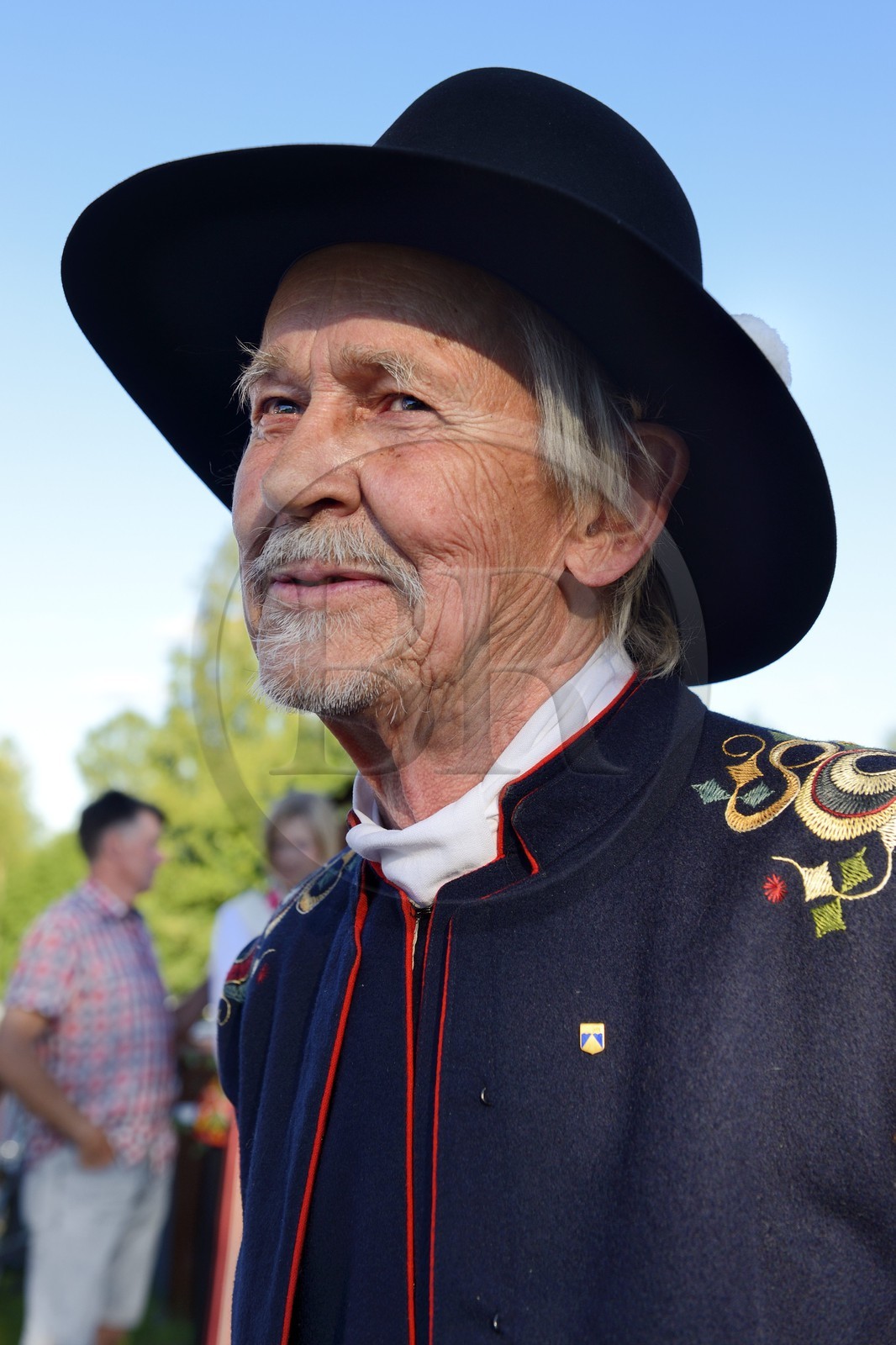 Suède, comté de Dalécarlie, région de Leksand, célébrations du solstice d'été dans le petit hameau de Hjulbäck, homme en costume traditionnel Suède, comté de Dalécarlie, région de Leksand, célébrations du solstice d'été dans le petit hameau de Hjulbäck, homme en costume traditionnel