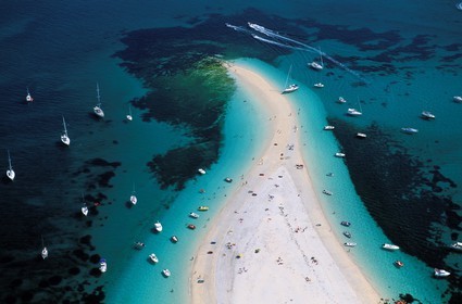 France, Finistère (29), archipel des Glénans, bateaux au mouillage sur une langue de sable (vue aérienne)