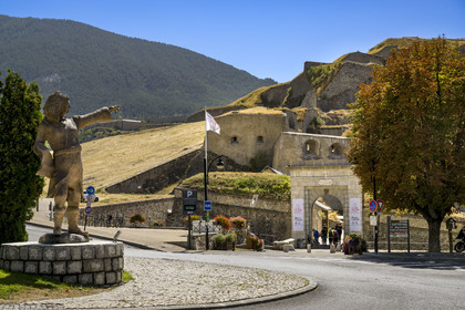 France, Hautes Alpes (05), Briançon, site Vauban classé Patrimoine Mondial de l'UNESCO, statue de Vauban désignant sa citadelle et la porte de Pignerol à l'entrée vieille ville