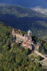 France, Bas-Rhin (67), le château du Haut-Koenigsbourg dans la forêt des Vosges (photo aérienne)
