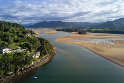 Spain, Basque Country, Biscay Province, Gernika-Lumo region, Urdaibai estuary Biosphere Reserve, estuary of the Oka River at low tide south of Mundaka (aerial view)