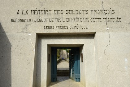 France, Meuse (55), Douaumont, Tranchée des Baïonnettes, entrée du monument en souvenir d'un détachement enseveli dans leur tranchée lors d'un bombardement