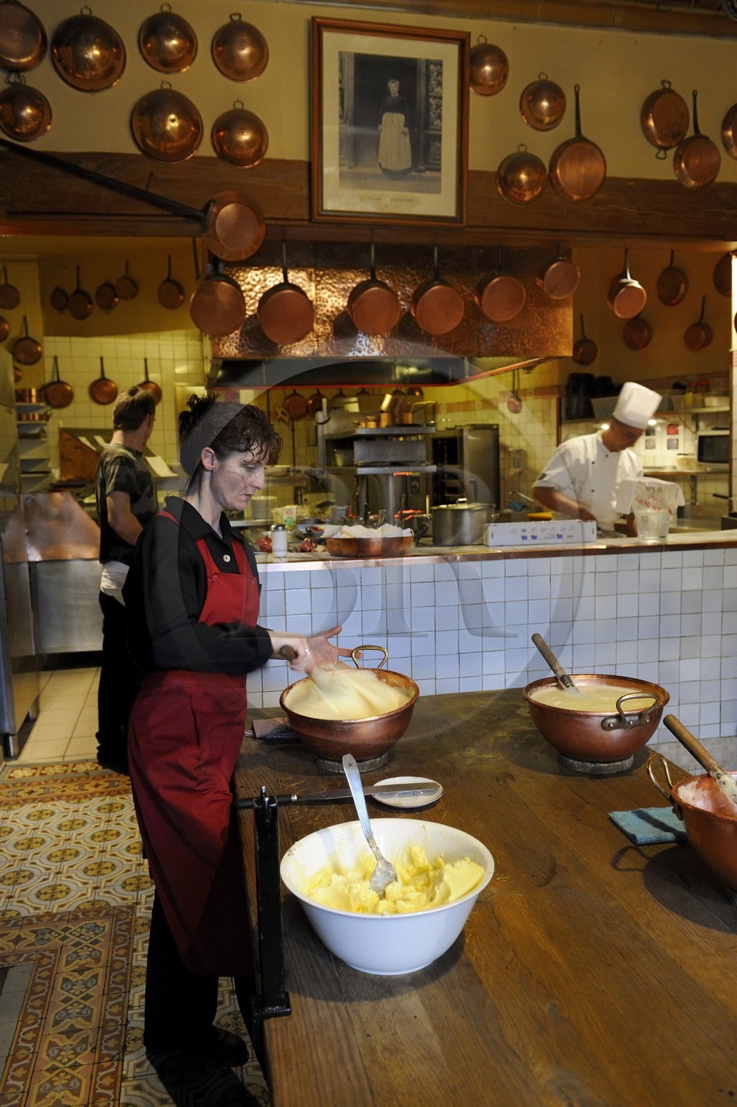 France, Manche (50), Mont-Saint-Michel, le restaurant de la Mère Poulard, préparation en rythme de la célèbre omelette