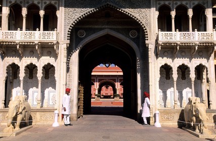 Inde, état du Rajasthan, Jaipur, le City Palace, Sarhad Ki Deori, porte de marbre du Diwan