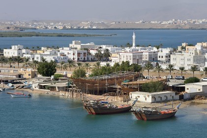Sultanat d'Oman, gouvernorat de Ash Sharqiyah du Sud, ville et port de Sour, chantiers navals artisanaux de construction de boutres (dhows)