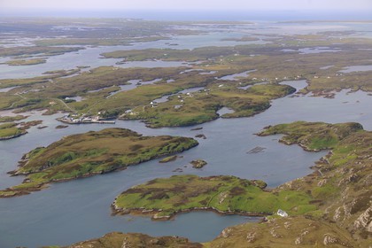 Royaume-Uni, Ecosse, Hébrides extérieures, Ile de North Uist recouvert d'une mosaïque de tourbières, basses collines et lochs, Grimsay (vue aérienne)