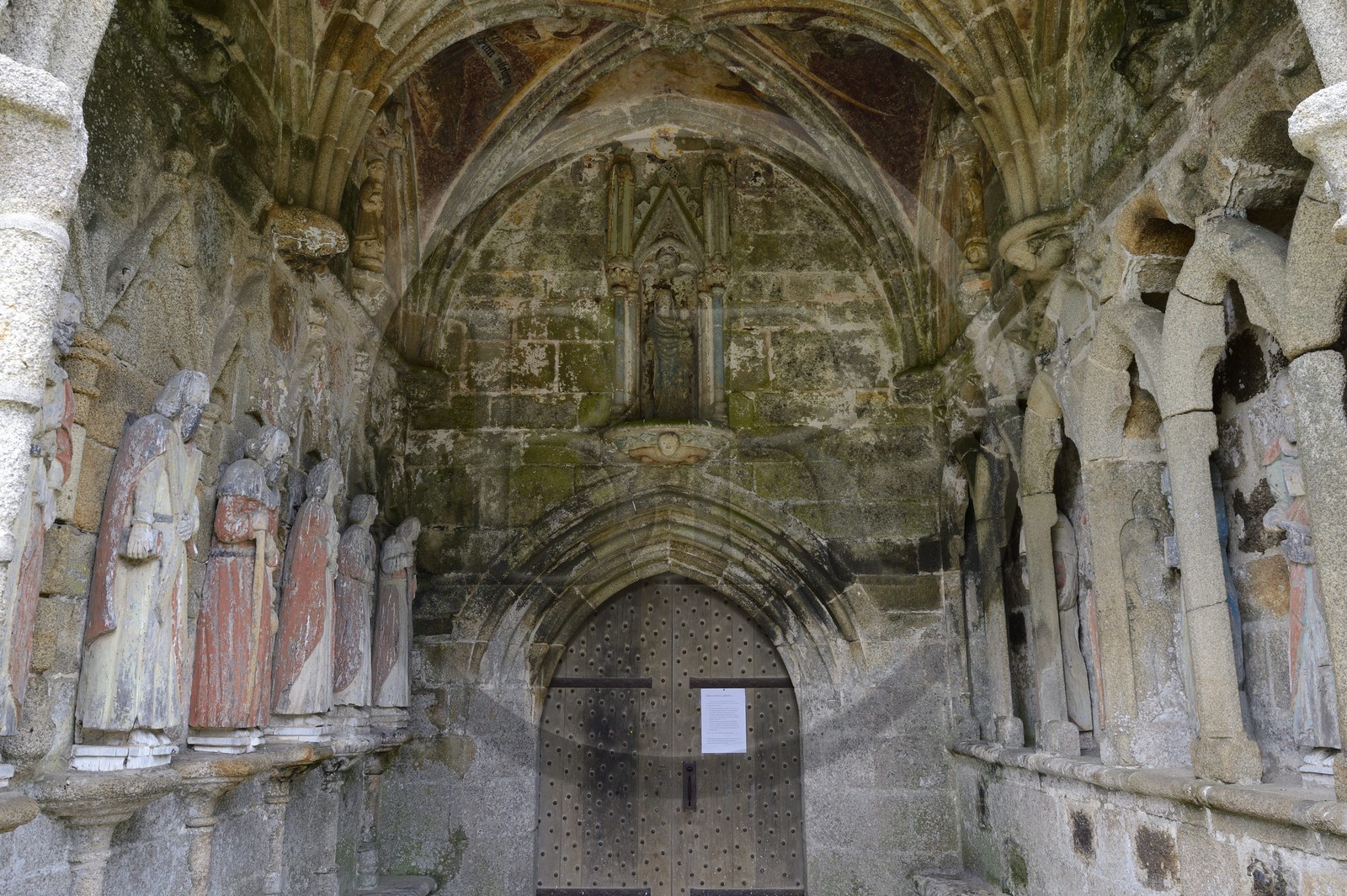 France, Côtes-d'Armor (22), Plouha, chapelle de Kermaria an Iskuit, statues en bois polychrome des douze apotres sous le porche