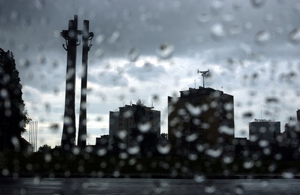 Pologne, Poméranie Orientale, Gdansk, les trois hautes croix commémorant les évènements de 1970 liés à Solidarnosc, situées à l'entrée des chantiers navals