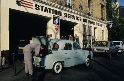 France, Paris (75), île Saint-Louis, boulevard Henry IV, station service du pont de Sully
