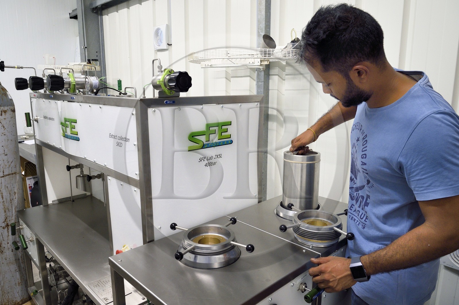 France, Ile de la Reunion, Saint-Louis, Domaine de Bellevue, producteur de vanille biologique cultivée sous des panneaux photovoltaïques, extracteur par CO2 fluide supercritique qui permet de produire de l'extrait de vanille, de la cire et de l'huile essentielle