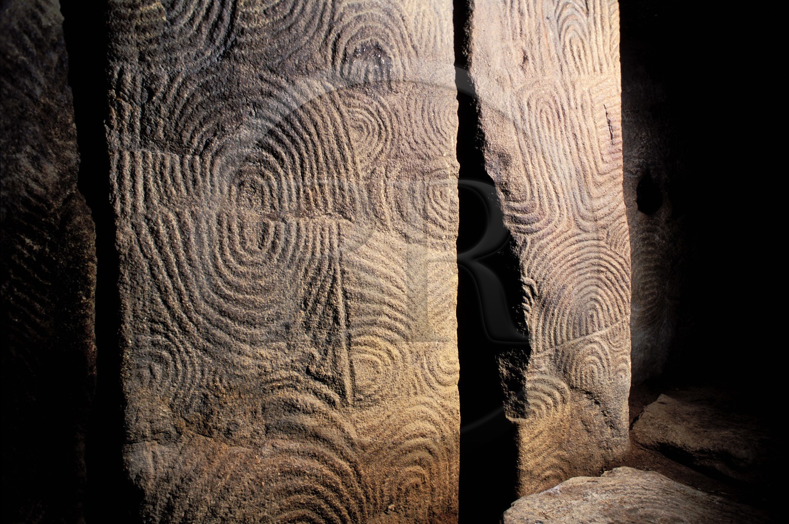 France, Morbihan (56), Golfe du Morbihan, galerie couverte entièrement gravée du tumulus de Gavrinis 3500 avant JC