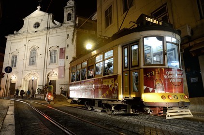 Portugal, Lisbonne, quartier de Baixa pombalin, tramway dans la rua da Conceicao