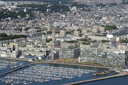 France, Seine-Maritime (76), Le Havre, classé Patrimoine Mondial de l'UNESCO, le coeur de la ville autour de la Tour Lanterne de l'église Saint-Joseph (vue aérienne)