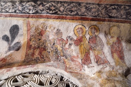 France, Puy-de-Dôme (63), Clermont-Ferrand, cathédrale Notre-Dame de l'Assomption, galerie du déambulatoire principale dans la crypte du Xe siècle, peintures murales romanes fin XIIe siècle représentant la vie publique du Christ avec la multiplication des pains