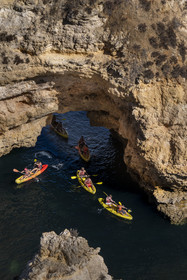 Portugal, Algarve, Lagos, randonnée en kayak au pied des falaises escarpées de la Ponta da Piedade