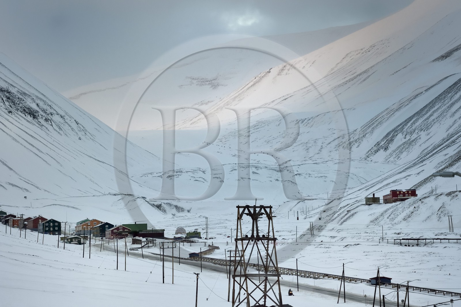 Norvège, Svalbard, Spitzberg, Longyearbyen, le haut de la ville dans le fond de la vallée Norvège, Svalbard, Spitzberg, Longyearbyen, le haut de la ville dans le fond de la vallée