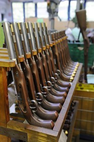 Italie, Lombardie, province de Brescia, Gardone Val Trompia, fabriquant d’armes historiques à chargement par la bouche Davide Pedersoli & C, rangée de pistolets avant finition