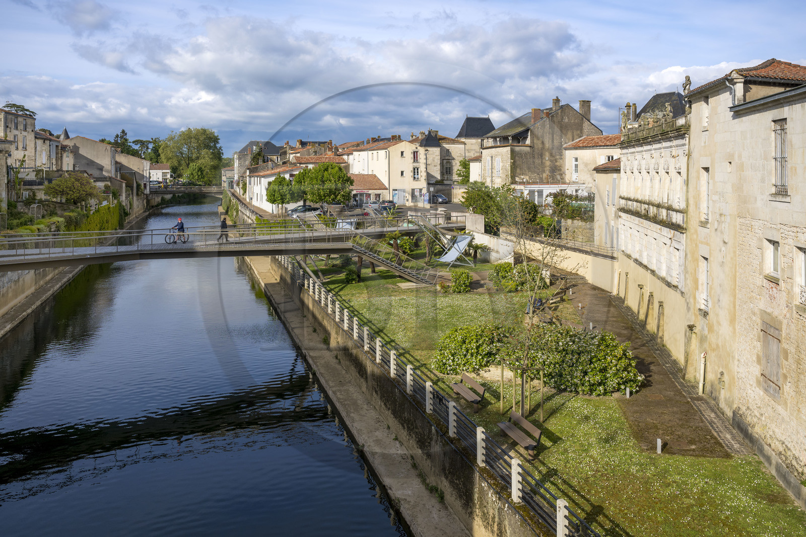 France, Vendée (85), Fontenay-le-Comte, les bords de la rivière Vendée, la passerelle Jean-Chevolleau et le pont des Sardines en arrière plan