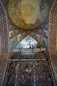 Iran, province d'Ispahan, Ispahan, le palais Chehel Sotoun (des 40 colonnes), classé Patrimoine Mondial de l'UNESCO, la salle de banquet décoré de grandes peintures historiques exaltant la magnanimité ou le courage guerrier des différents grands souverains de la dynastie safavide