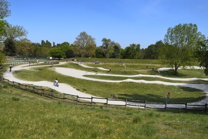 France, Val-de-Marne (94), Champigny-sur-Marne, parc du Tremblay, piste loisirs en terre de bicross