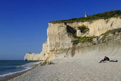 France, Seine-Maritime (76), Pays de Caux, Côte d'Albâtre, Etretat, la falaise d'Amont et l'église Notre-Dame-de-la-Garde depuis la plage de la ville