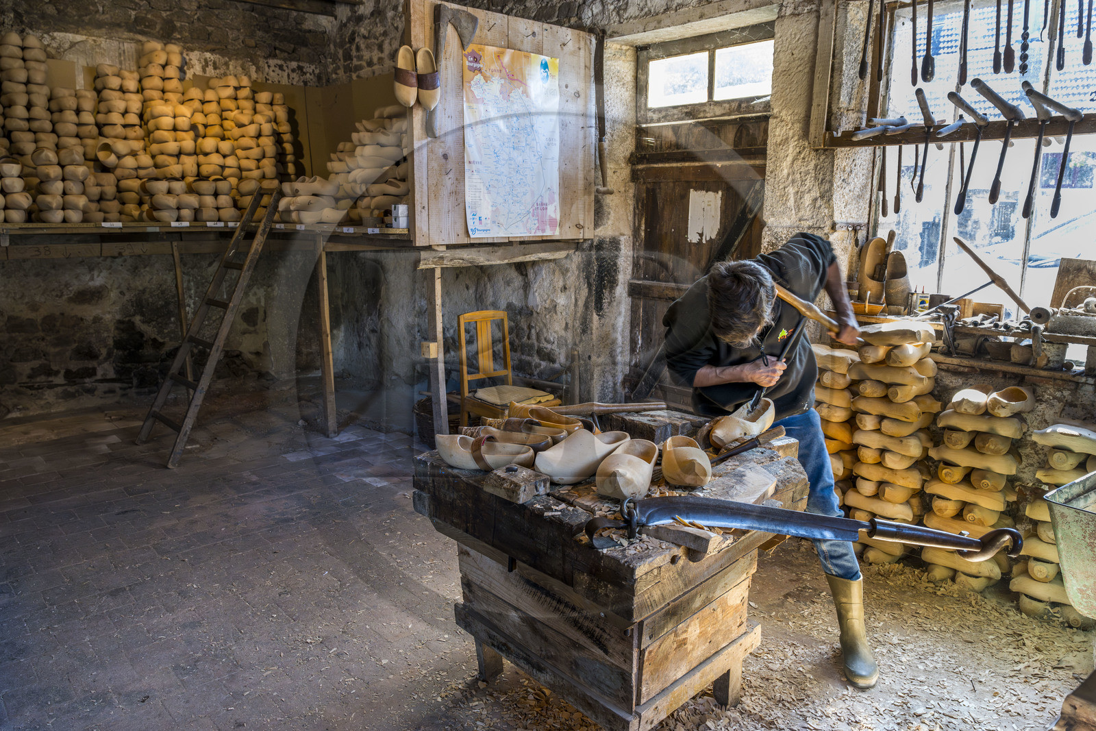 France, Nièvre (58), Parc naturel régional du Morvan, Gouloux, établissement Marchand (scierie, saboterie et boissellerie), Pierre Marchand dans l'atelier de la saboterie