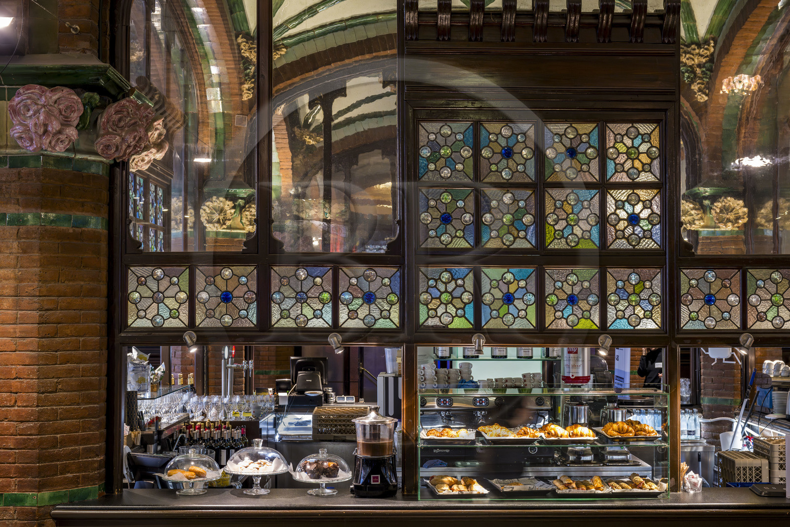Espagne, Catalogne, Barcelone, Palau de la Musica Catalana (palais de la musique catalane), salle de concert dessinée par l'architecte du modernisme catalan Lluis Domènech i Montaner, site classé au Patrimoine Mondial de l'UNESCO,  le restaurant dans le foyer