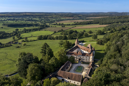 France, Nièvre (58), Parc naturel régional du Morvan, Bazoches, le chateau de Bazoches qui fut propriété du maréchal Sébastien le Prestre de Vauban, vézelay et sa basilique en arrière plan au centre (vue aérienne)