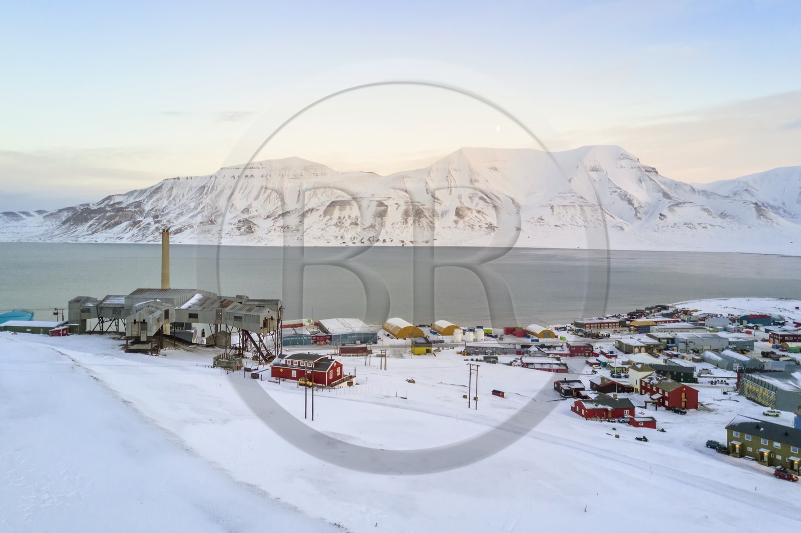Norvège, Svalbard, Spitzberg, Longyearbyen, Taubanesentralen à gauche, batiment central abandonné du téléphérique utilisé pour le transport des chariots de charbon des mines vers le port (vue aérienne)