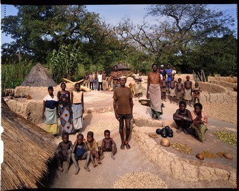 Burkina Faso, province de Poni, pays des Lobi, région de Loropéni, Lakar, chef du village de Lakar avec sept de ses femmes et quelques un de ses enfants sur la terrasse de sa maison où on fait sécher les condiments et épices