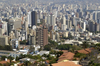 Brésil, Etat du Minas Gerais, Belo Horizonte,  les gratte-ciels depuis les hauteurs de Mangabeiras