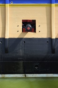 France, Charente-Maritime (17), Rochefort, Centre International de la mer dans l'ancien Arsenal maritime de Rochefort, la frégate Hermione réplique du trois-mats où le marquis de Lafayette embarqua pour l’Amérique en 1780, reconstitution d'un canon de 12 livres