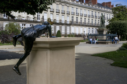 France, Loire Atlantique, Nantes, Graslin district,  cours Cambronne, statue Eloge de la Transgression (In Praise of Transgression) by the artist Philippe Ramette
