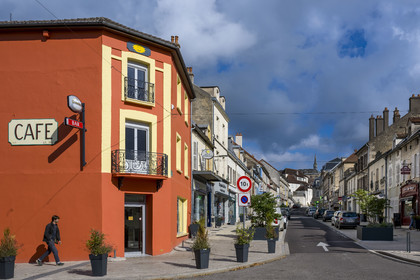 France, Côte-d'Or (21), Montbard, la rue principale Edmé Piot qui monte au chateau