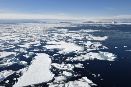 Groenland, cote Nord-Ouest, Smith sound au nord de la baie de Baffin, morceaux de glace de la banquise arctique et la côte canadienne de l'ile d'Ellesmere en arrière plan