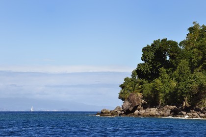 Caraïbes, Ile de la Dominique, Portsmouth, Parc national des Cabrits, la pointe de Fort Shirley dans la baie de Prince Rupert, les Saintes en Guadeloupe en arrière plan