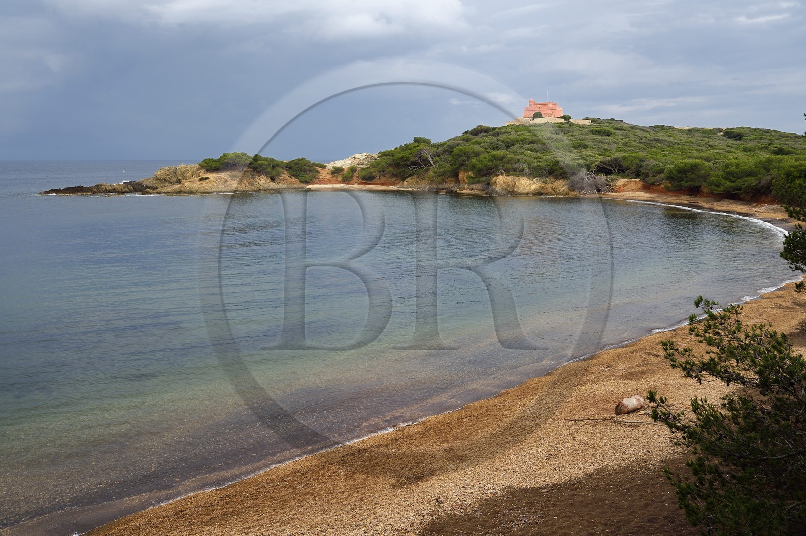 France, Var (83), Iles d'Hyères, parc national de Port Cros, Ile de Porquerolles, plage noire du Langoustier et le Fort du Grand Langoustier