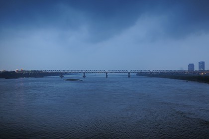 Vietnam, Hanoï, le pont routier Chuong Duong sur le Fleuve Rouge