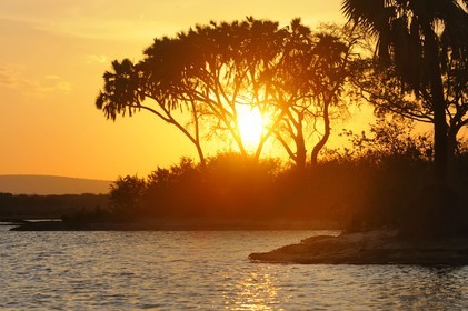 Tanzanie, Reserve de gibier de Selous une des plus grandes zones protégées au monde et inscrite sur la liste du patrimoine mondial de l’Unesco depuis 1982, le lac Nzerakera formé par la rivière Rufiji