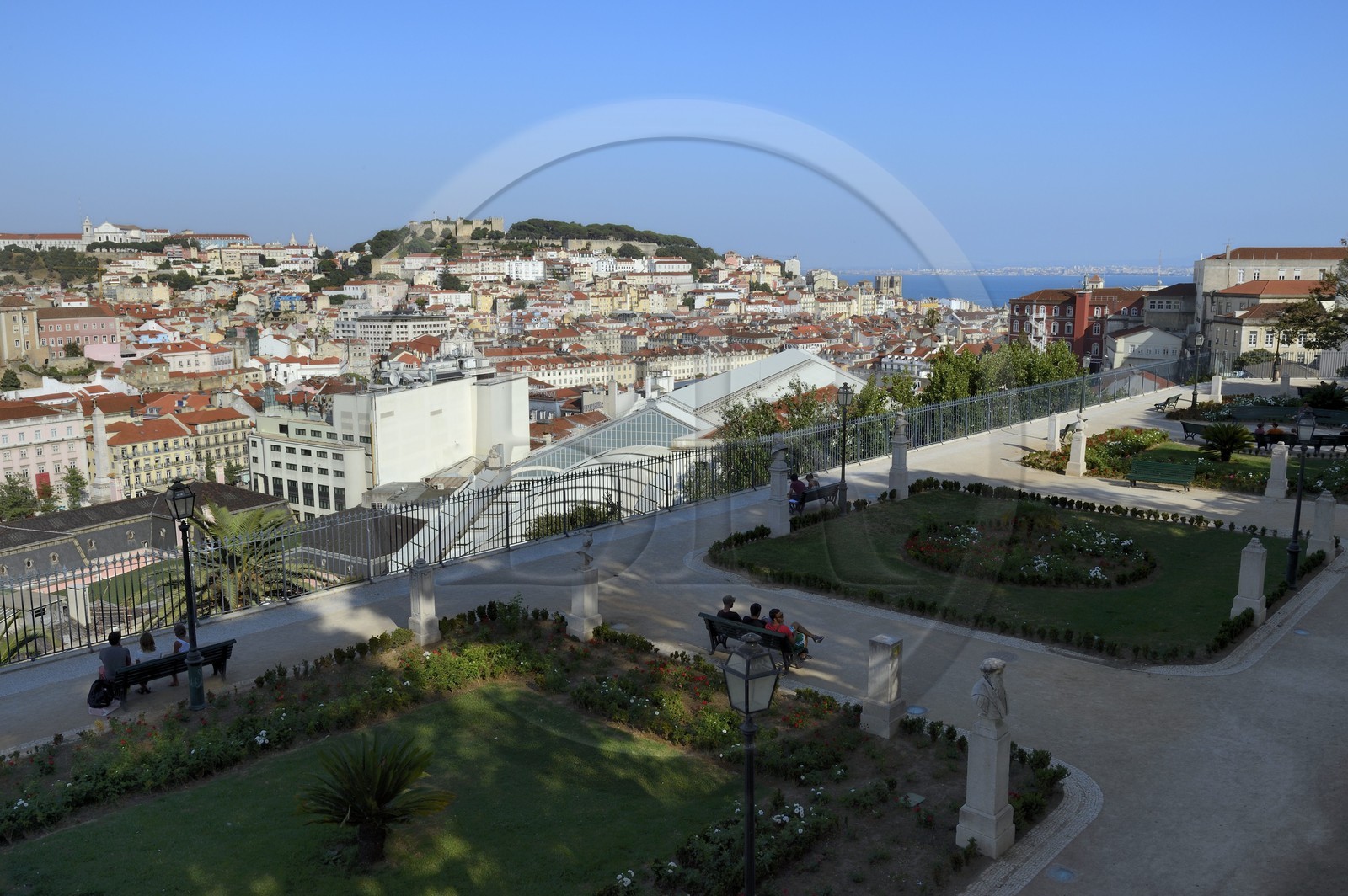 Portugal, Lisbonne, vue sur la ville depuis le Miradouro de Sao Pedro de Alcantara et le Castelo Sao Jorge (château Saint Georges) sur la colline