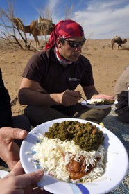 Iran, Province d'Ispahan, désert du Dasht-e Kavir, Mesr dans la région de Khur et Biabanak, randonnée chamelière, repas lors d'un bivouac