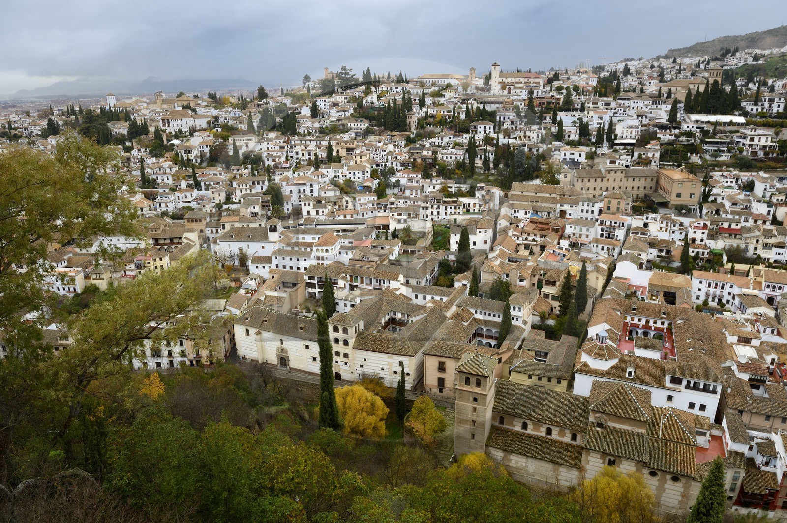 Espagne, Andalousie, Grenade, vue sur l'ancien quartier arabe de l' Albayzin classé Patrimoine Mondial de l'UNESCO depuis l'Alhambra, au premier plan à gauche le Convento de Santa Catalina de Zafra et à droite l'église San Pedro y San Pablo