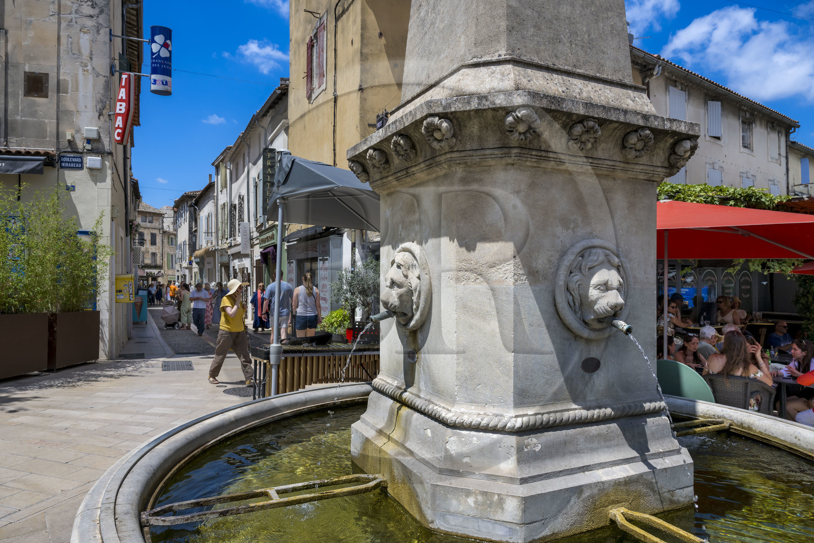 France, Bouches-du-Rhône (13), Parc Naturel Régional des Alpilles, Saint-Rémy-de-Provence, boulevard Mirabeau, fontaine de la Trinité