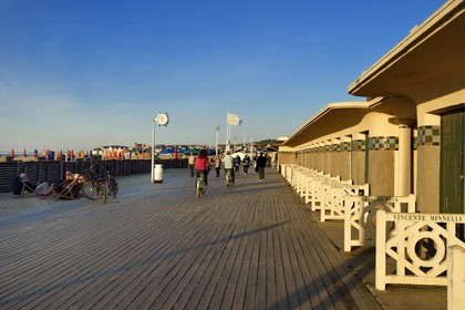 France, Calvados (14), Pays d'Auge, Deauville, les célèbres Planches sur la plage, bordée de cabines de bain de style Art déco, chacune d'elles portant le nom d'une célébrité ayant participé au Festival du cinéma américain de Deauville
