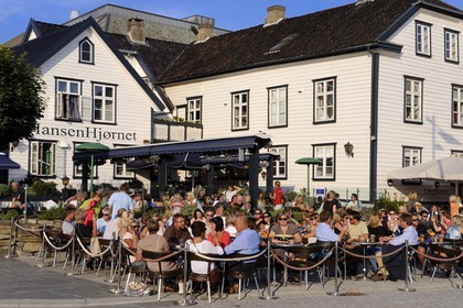 Norway, Rogaland County, Stavanger, cafe terrace in the old harbour (Vagen)