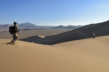 Iran, Province de Yazd, désert du Dasht-e Kavir, Moghestan, randonnée dans le massif dunaire dont la plus haute dune atteint les 200 mètres