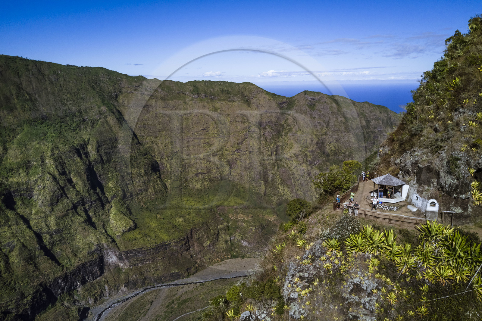 France, Ile de la Reunion, Parc National de la Réunion classé Patrimoine Mondial de l'UNESCO, La Possession, vers le village de Dos d'Ane, randonnée de la Roche Bouteille par le sentier Cap Noir, la Rivière des Galets et le kiosque de Cap Noir (vue aérienne)
