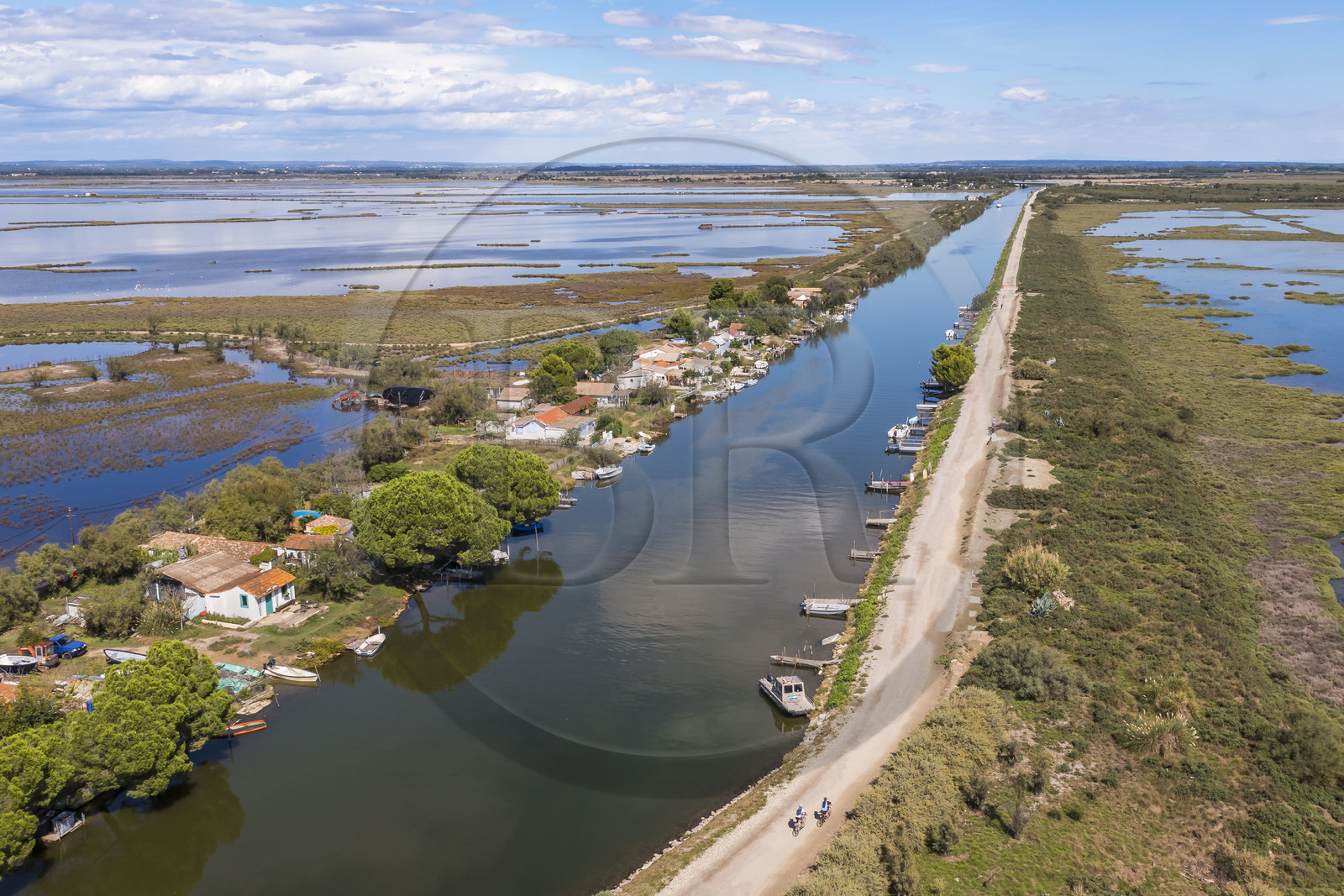 France, Hérault (34), La Grande-Motte, lieu dit des Cabanes du Roc, anciennes cabanes de pécheurs en bordure du canal du Rhône à Sète, l'étang de l'Or en arrière plan (vue aérienne)