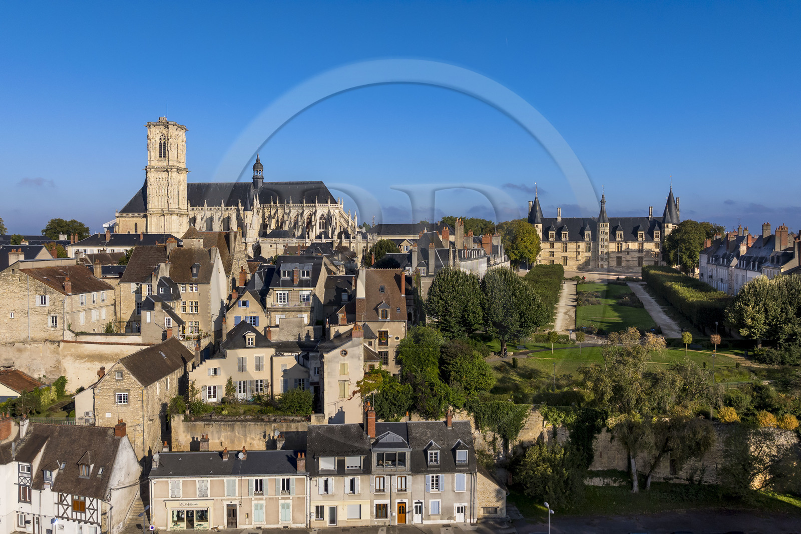 France, Nièvre (58), Nevers, cathédrale Saint-Cyr-et-Sainte-Julitte et le palais ducal (vue aérienne)